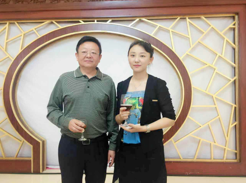 仟億達(dá)831999總經(jīng)理王元圓(右一)與慶市市長韓立華合影 仟億達(dá)831999總經(jīng)理王元圓(右一)與慶市市長韓立華合影