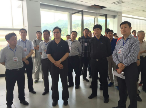 仟億達(dá)董事長(zhǎng)鄭兩斌隨領(lǐng)導(dǎo)考察中 仟億達(dá)董事長(zhǎng)鄭兩斌隨領(lǐng)導(dǎo)考察中