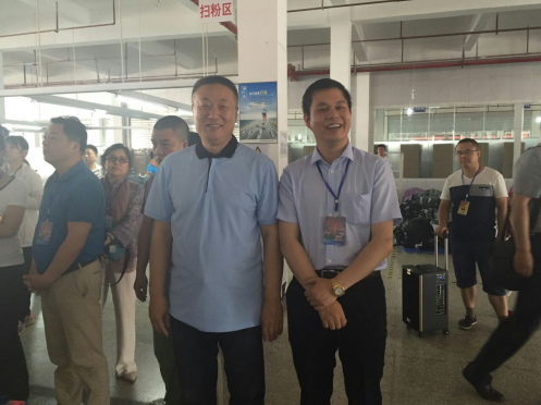 仟億達(dá)董事長(zhǎng)鄭兩斌(右一)現(xiàn)場(chǎng)合影 仟億達(dá)董事長(zhǎng)鄭兩斌(右一)現(xiàn)場(chǎng)合影