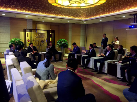 福州市市長(zhǎng)尤猛軍、副市長(zhǎng)胡振杰、北京福建商會(huì)會(huì)長(zhǎng)陳春玖與仟億達(dá)董事長(zhǎng)鄭兩斌 （右排左三）等進(jìn)行會(huì)談