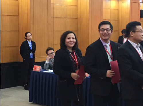 仟億達(dá)董事長鄭兩斌（右二）在選舉投票現(xiàn)場(chǎng)