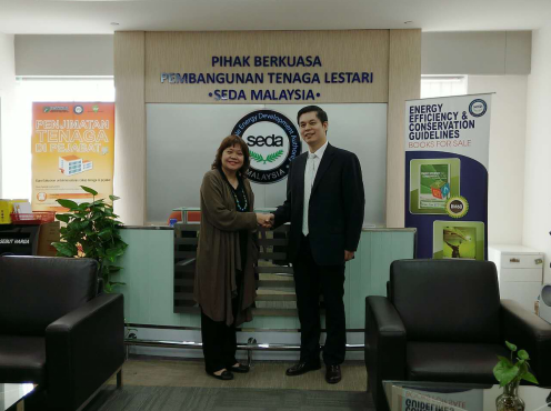 仟億達(dá)董事長鄭兩斌與馬來西亞可持續(xù)能源發(fā)展局總裁Catherine Ridu女士 仟億達(dá)董事長鄭兩斌與馬來西亞可持續(xù)能源發(fā)展局總裁Catherine Ridu女士