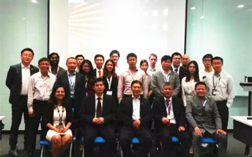 仟億達(dá)(831999)董事長鄭兩斌(一排左二)及考察團(tuán)成員與SEAS合影 仟億達(dá)(831999)董事長鄭兩斌(一排左二)及考察團(tuán)成員與SEAS合影