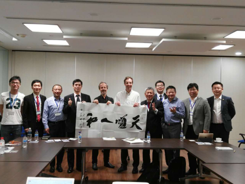 仟億達(dá)董事長鄭兩斌(左四)與加坡太陽能研究中心合影 仟億達(dá)董事長鄭兩斌(左四)與加坡太陽能研究中心合影