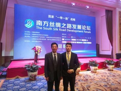 仟億達(dá)孫總（右）與國(guó)務(wù)院殊津貼專、區(qū)域經(jīng)濟(jì)與產(chǎn)業(yè)發(fā)展研究中心主任茶洪旺合影