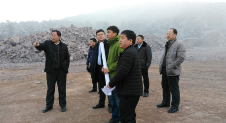 仟億達(dá)與葫蘆島市領(lǐng)導(dǎo)不畏嚴(yán)寒，共同實(shí)地考察勘測(cè)及選址