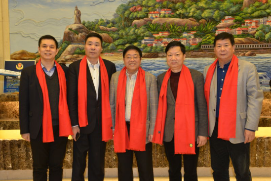 仟億達(dá)集團(tuán)董事長鄭兩斌（左一）、陜西廈門商會會長陳信雄（左二）、與廈門市人原副主任汪興裕（正中）、廈門駐京辦主任王飛（右二）廈門企業(yè)商會會長蔣清林（右一）