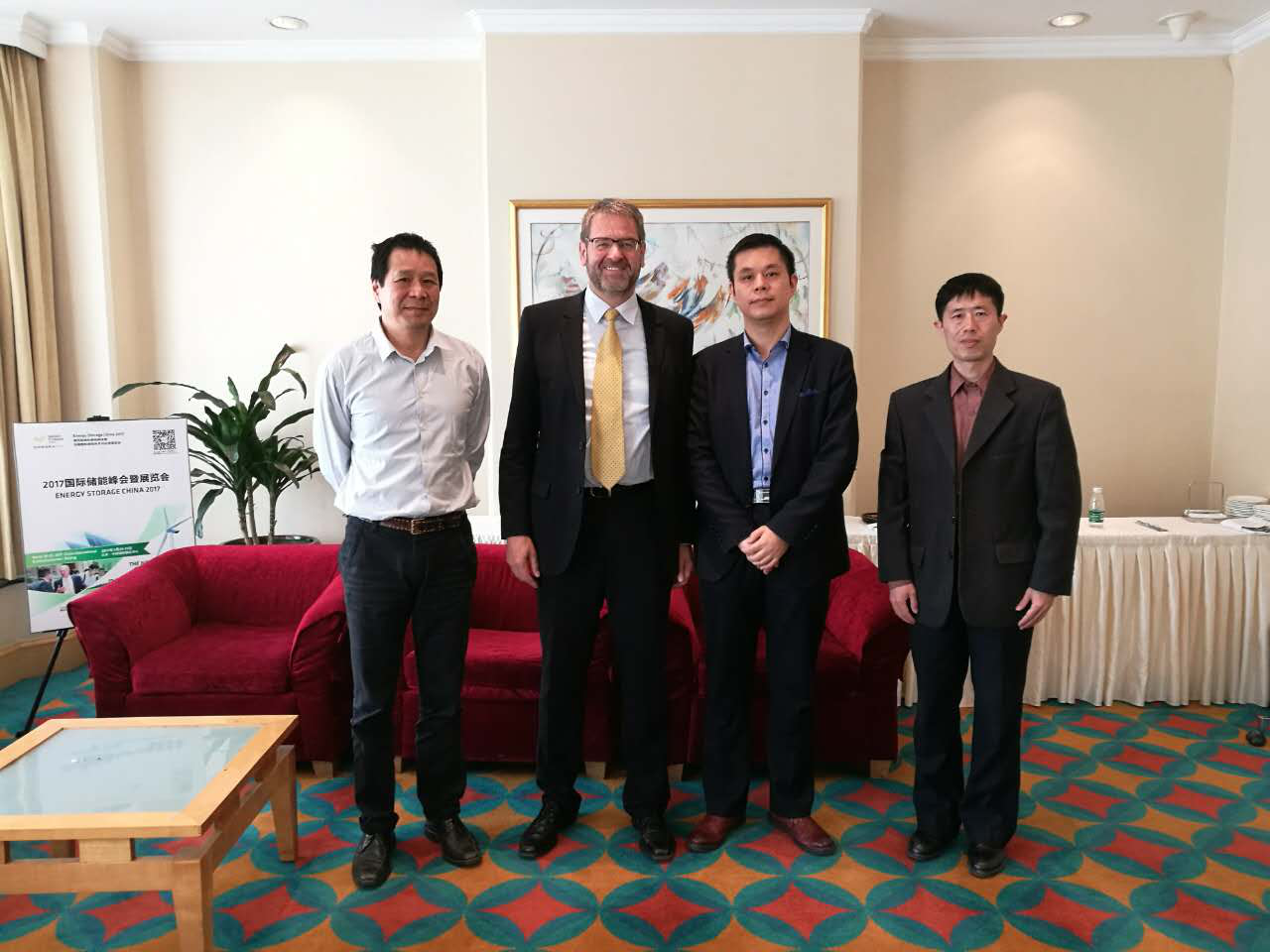 仟億達(dá)集團(tuán)董事長(zhǎng)鄭兩斌參加2017儲(chǔ)能峰會(huì) 仟億達(dá)集團(tuán)董事長(zhǎng)鄭兩斌參加2017儲(chǔ)能峰會(huì)