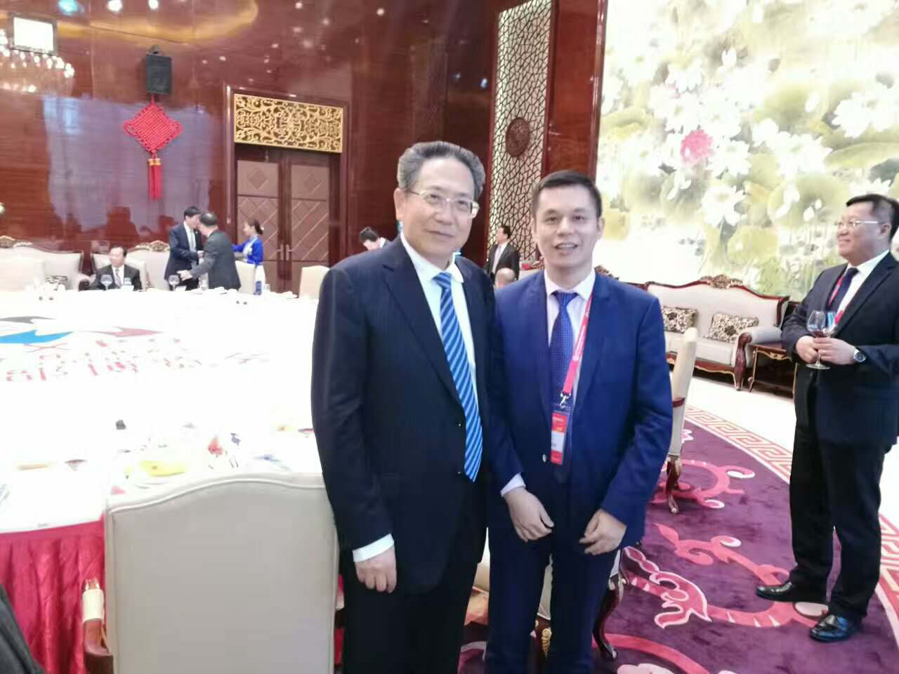 安徽省委書記、省人常委會主任李錦斌（左）仟億達(dá)集團(tuán)董事長鄭兩斌（右）與合影留念