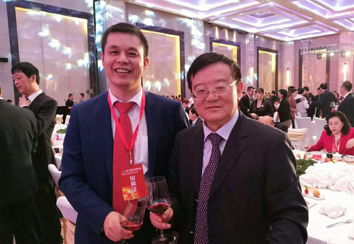 全國(guó)工商聯(lián)黨組書記、常務(wù)副主席徐樂(lè)江（右）與仟億達(dá)集團(tuán)董事長(zhǎng)鄭兩斌（左）
