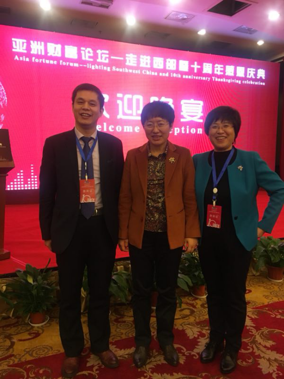 仟億達集團董事長鄭兩斌先生（左）與山東省副省長兼山東工商聯(lián)主席王隨蓮（中）、山東省工商聯(lián)副主席孫美菊（右）